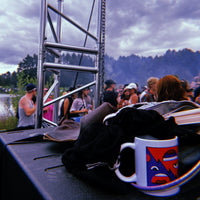 Nachtdigital NACHTI º25 Doppeldenk Tasse auf dem Festival