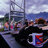 Nachtdigital NACHTI º25 Doppeldenk Tasse auf dem Festival